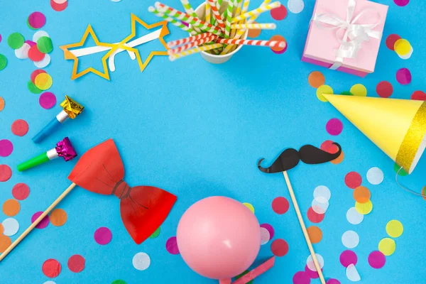 Regalo de cumpleaños rosa y accesorios de fiesta — Foto de Stock