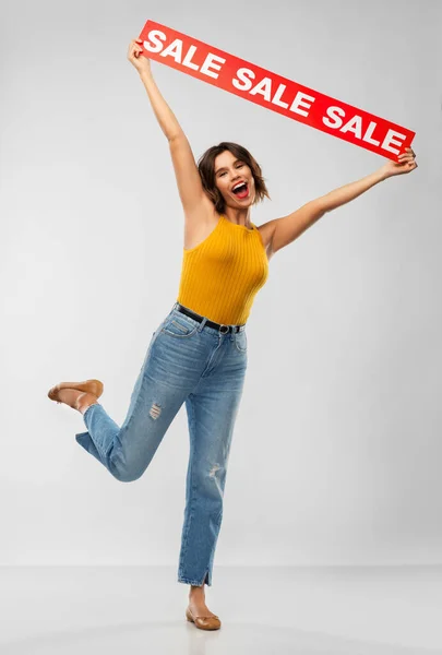 Feliz sorrindo jovem mulher posando com banner venda — Fotografia de Stock