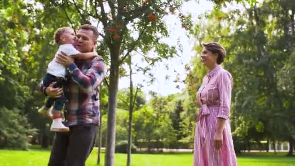 Família feliz jogando no parque de verão — Vídeo de Stock