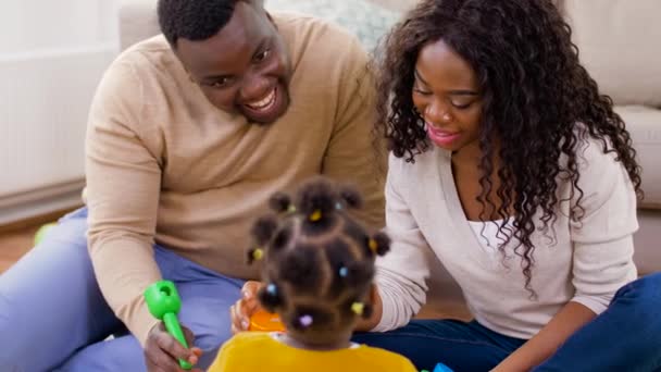 Afrikaanse familie spelen met baby dochter thuis — Stockvideo