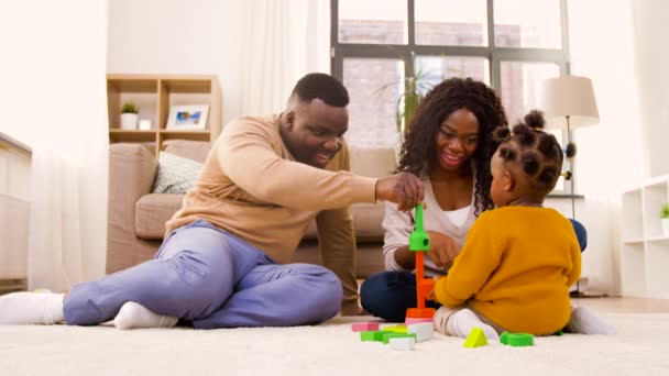Africano familia jugando con bebé hija en casa — Vídeos de Stock