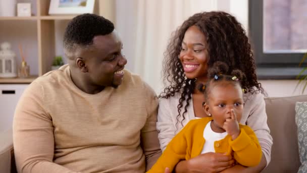 Familia africana feliz con la hija en casa — Vídeos de Stock