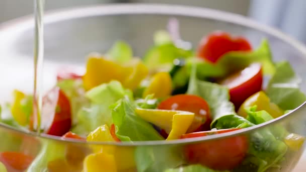 Sebze salatasıyla zeytin yağı dökülüyor. — Stok video