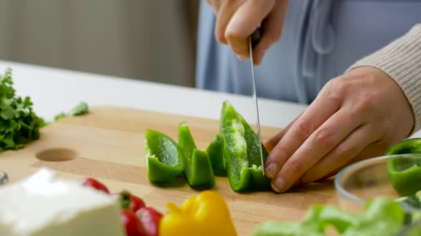 Jeune femme hacher des légumes à la maison — Video