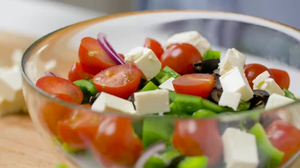 Vrouw koken groentesalade met feta en specerijen — Stockvideo