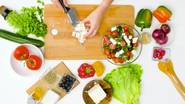Nő főzés növényi saláta feta és fűszerek — Stock videók