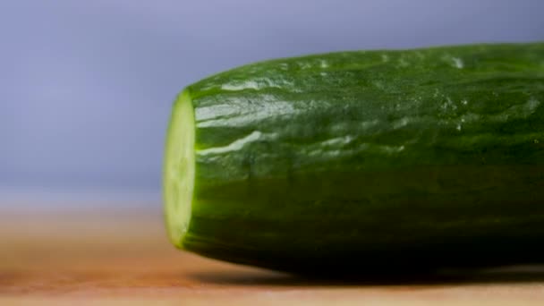 Keukenmes snijden komkommer op snijplank — Stockvideo