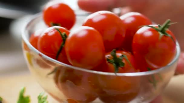 Rote reife Kirschtomaten in Glasschüssel — Stockvideo