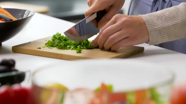 Vrouw hakken peterselie met mes voor salade — Stockvideo
