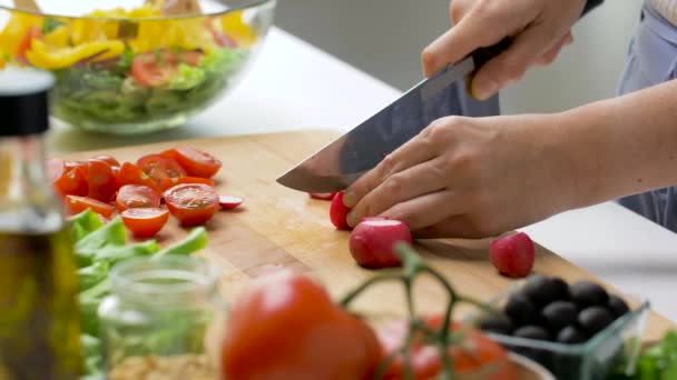 Jeune femme hacher radis à la maison — Video