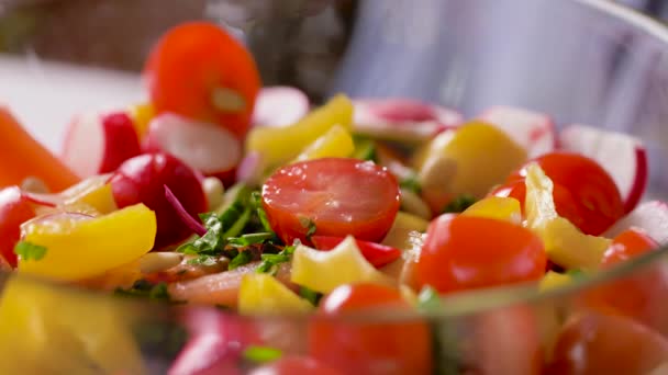 Свежий овощной салат, приправленный кедровыми орехами — стоковое видео