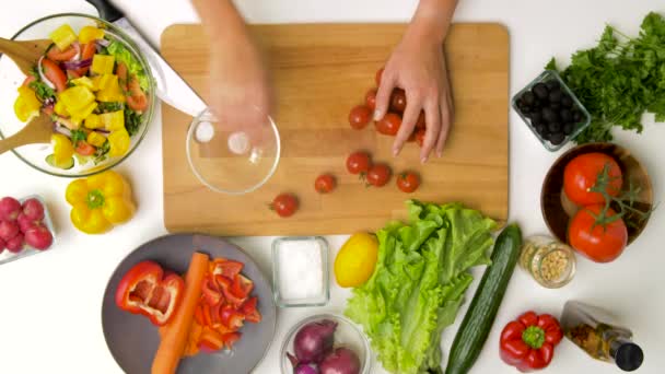 Mains enlever les queues de tomates cerises rouges — Video