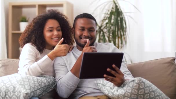 Paar hat Videoanruf auf Tablet-PC zu Hause — Stockvideo