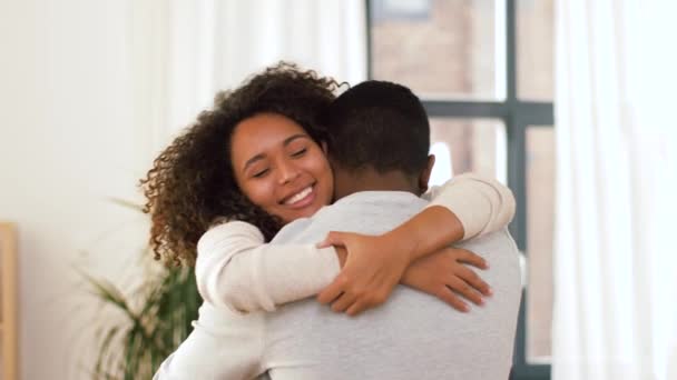 Feliz casal afro-americano abraçando em casa — Vídeo de Stock