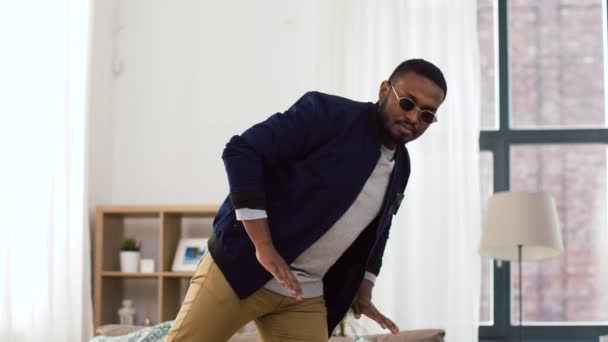 Joven afroamericano hombre bailando en casa — Vídeo de stock