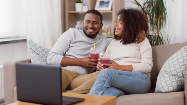 Couple avec ordinateur portable et paille boissons à la maison — Video