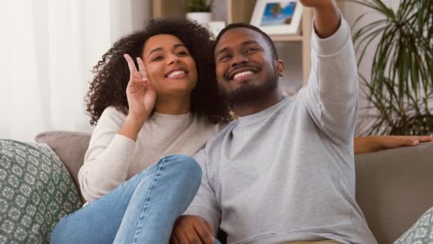 Glückliches Paar mit Smartphone macht Selfie zu Hause — Stockvideo