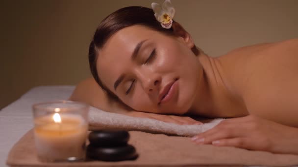 Young woman lying at spa or massage parlor — Stock Video