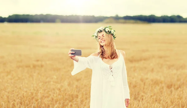 Счастливая молодая женщина делает селфи со смартфона — стоковое фото