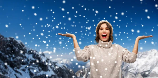 Mujer joven en sombrero de invierno de punto en las montañas — Foto de Stock