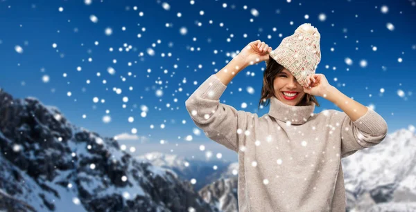 Mujer joven en sombrero de invierno de punto en las montañas —  Fotos de Stock