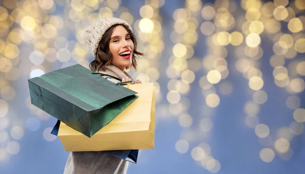 Mulher de chapéu com sacos de compras no Natal — Fotografia de Stock