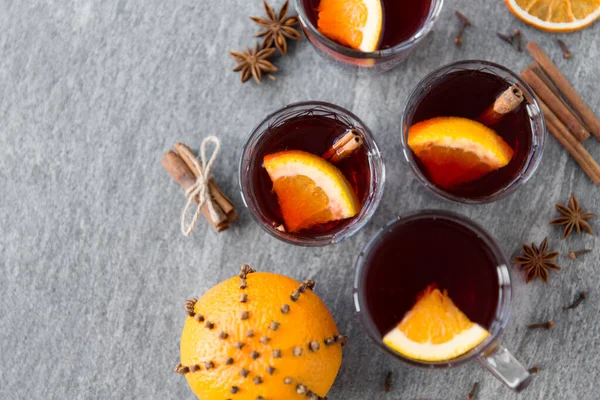 Vinho quente, fatias de laranja, passas e especiarias — Fotografia de Stock