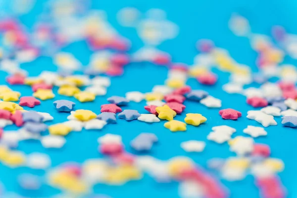 Pastelería en forma de estrella espolvorea sobre fondo azul — Foto de Stock