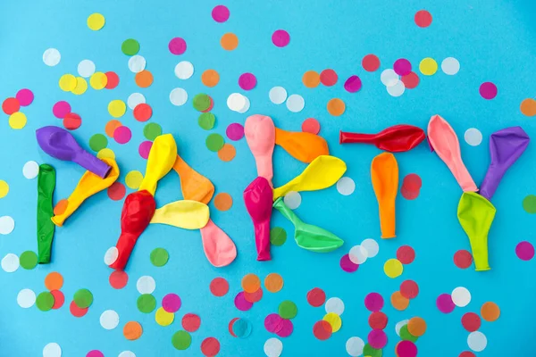 Parola festa fatta di palloncini colorati e coriandoli — Foto Stock