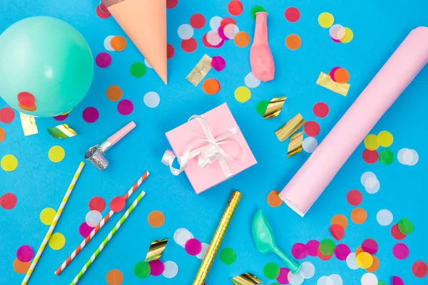 Regalo de cumpleaños rosa y accesorios de fiesta — Foto de Stock