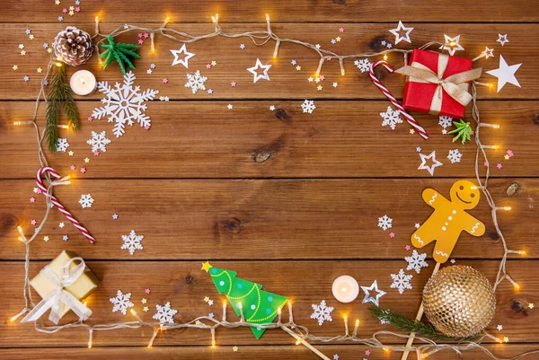 Regali di Natale e decorazioni su tavole di legno — Foto Stock