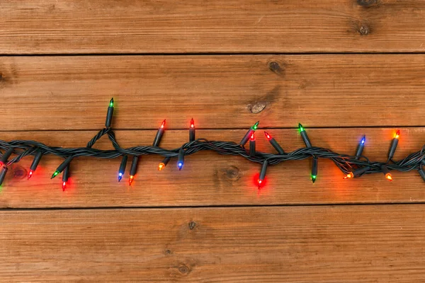 Christmas garland lights på trä bakgrund — Stockfoto