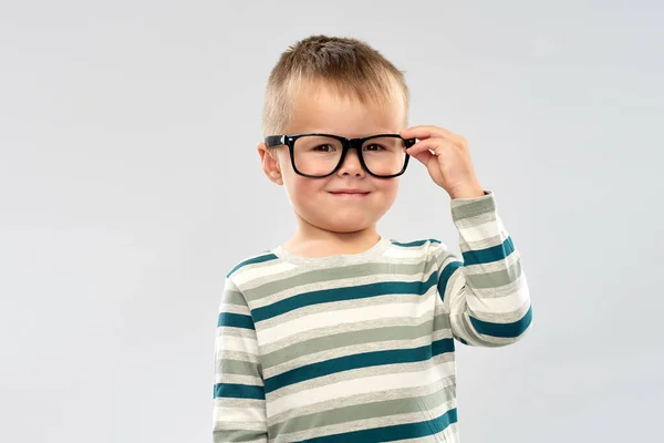 Portrét usmívajícího se chlapce v brýlích — Stock fotografie