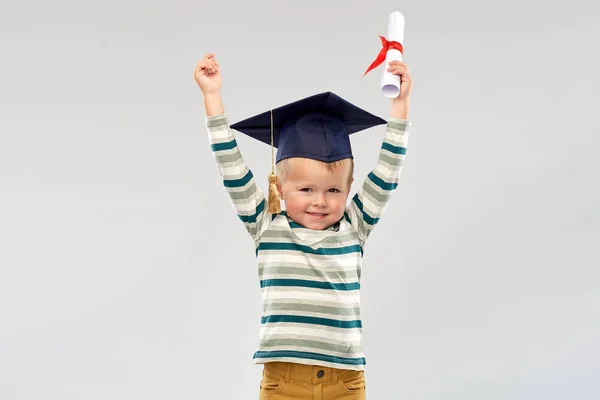 Usmívající se chlapeček v maltě s diplomem — Stock fotografie