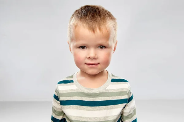 Portrét malého chlapce v pruhované košili — Stock fotografie