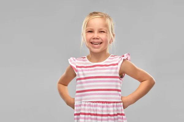Lächelndes kleines Mädchen im gestreiften Kleid — Stockfoto
