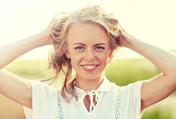 Close up van gelukkige jonge vrouw in witte buitenshuis — Stockfoto