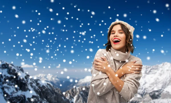 Giovane donna in maglia cappello invernale e maglione — Foto Stock