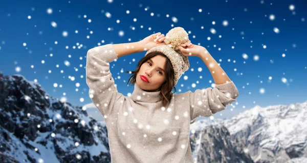 Mujer joven en sombrero de punto de invierno y suéter —  Fotos de Stock