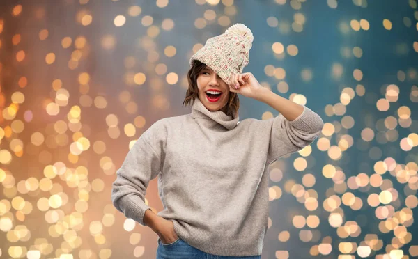 Jeune femme en tricot chapeau d'hiver et pull — Photo