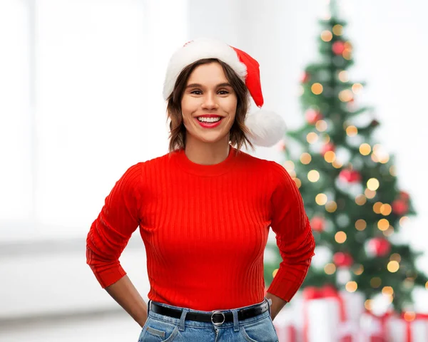 Glad ung kvinna i tomte hatt på jul — Stockfoto