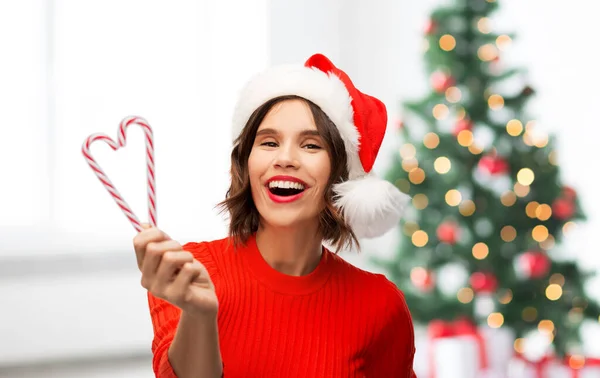 Szczęśliwa młoda kobieta w kapeluszu Mikołaja na Boże Narodzenie — Zdjęcie stockowe