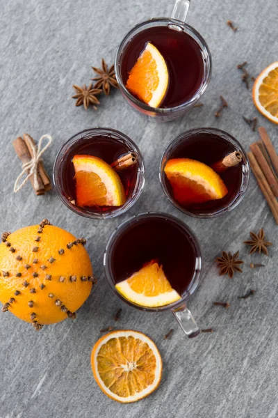 Vin brulè caldo, fette di arancia, uva passa e spezie — Foto Stock