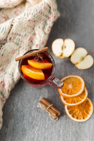 Segelas anggur matang panas dengan jeruk dan kayu manis — Stok Foto
