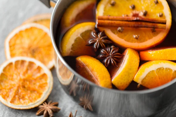 Pentola con vin brulè caldo, fette di arancia e spezie — Foto Stock