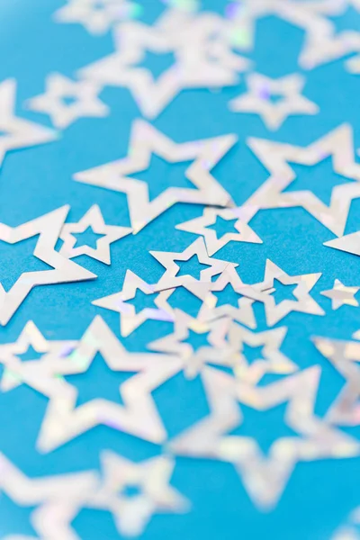 Estrella en forma de decoración confeti sobre fondo azul — Foto de Stock