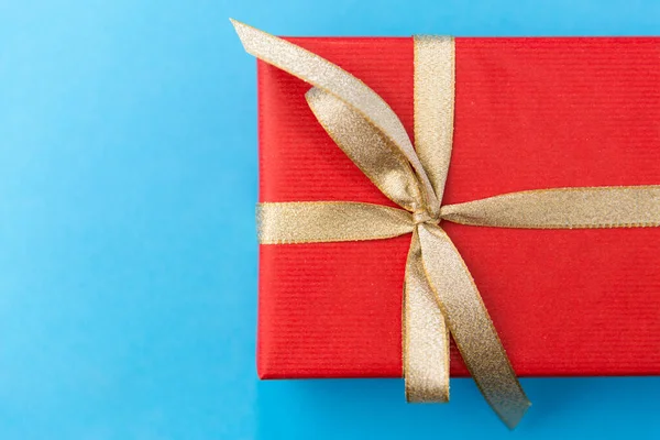 Χριστούγεννα κόκκινο κουτί δώρου σε μπλε φόντο — Φωτογραφία Αρχείου