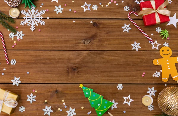 Cadeaux et décorations de Noël sur des planches en bois — Photo
