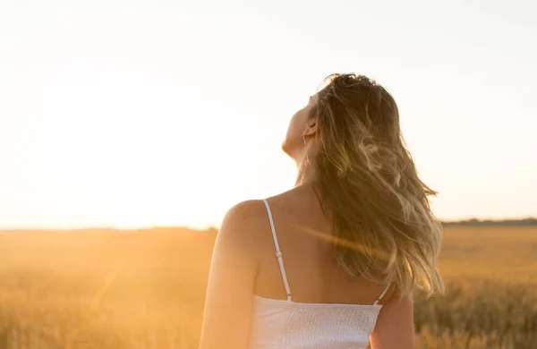 Vrouw op granen veld in de zomer — Stockfoto