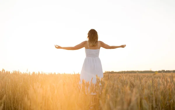 Mutlu kadın mısır gevreği tarlasında özgürlüğün tadını çıkarıyor. — Stok fotoğraf